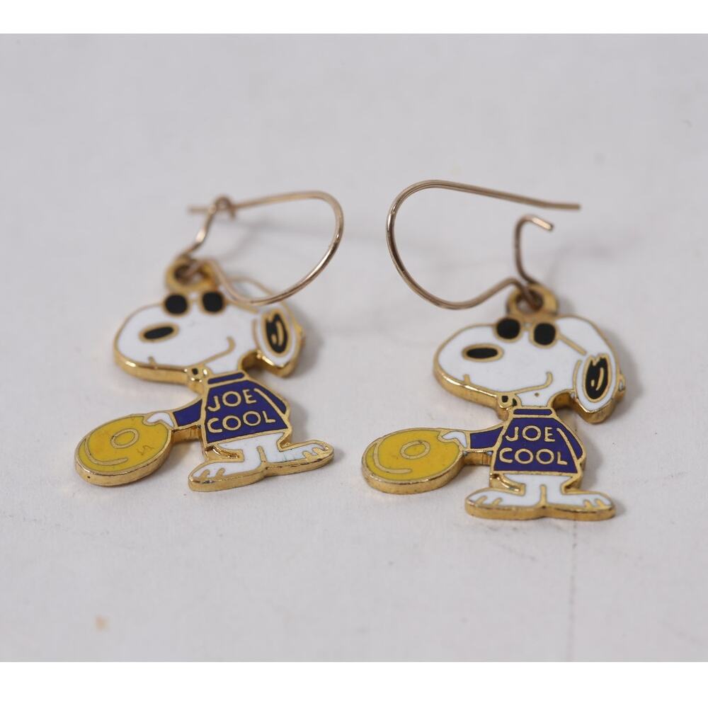Vintage Aviva Snoopy Joe Cool playing Frisbee Earrings Jewelry ~ 260507-WH 641